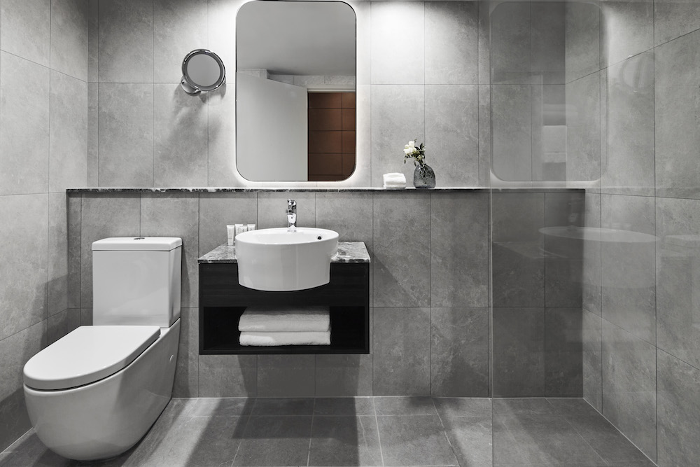 Contemporary bathrooms at Holiday Inn Sydney Airport